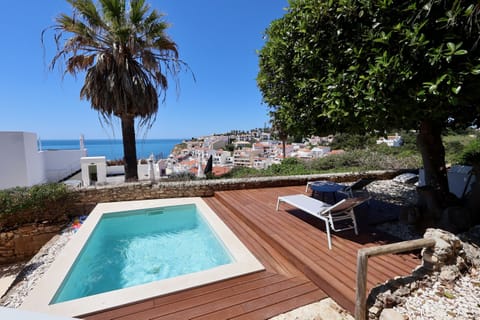 Cool off in this lovely plunge pool and enjoy the beautiful sea view, down over Carvoeiro