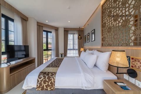 Suite room | Premium bedding, in-room safe, laptop workspace, soundproofing