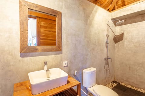 Standard Room | Bathroom | Shower, rainfall showerhead, free toiletries, towels