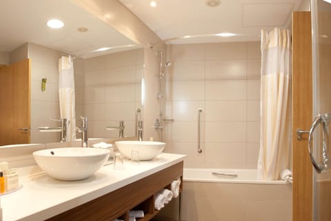 Shower, free toiletries, bidet, towels