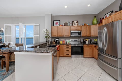 Fully-Equipped Kitchen with Stainless Steel Appliances and Granite Countertops