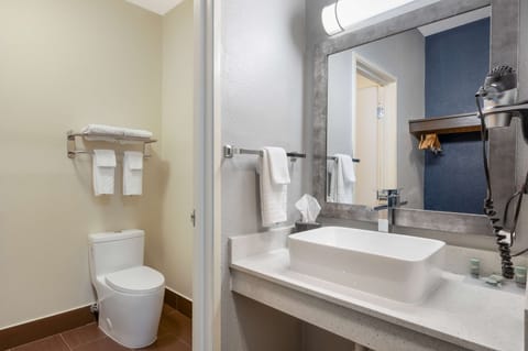 Standard Room, 1 King Bed, Non Smoking, Refrigerator & Microwave | Bathroom | Combined shower/tub, free toiletries, hair dryer, towels