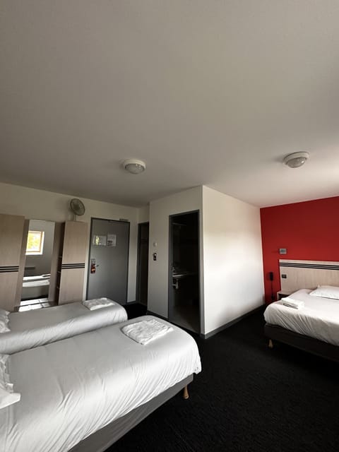 Desk, soundproofing, free WiFi, bed sheets