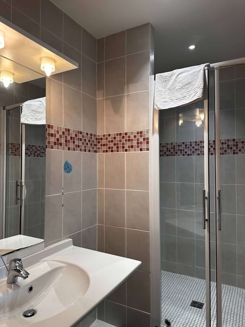 Desk, soundproofing, free WiFi, bed sheets