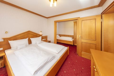 Suite | In-room safe, desk, laptop workspace, iron/ironing board
