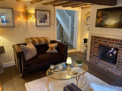 Cottage | Living area | Fireplace