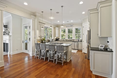 Fully Equipped Kitchen with 4 Bar Stools