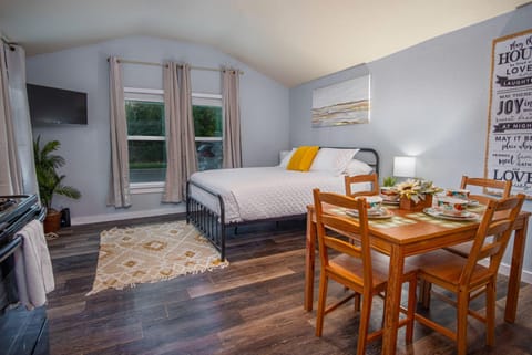 Studio (1 Bedroom) | 1 bedroom, iron/ironing board, bed sheets