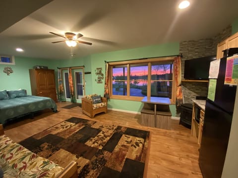 Grateful Suite is a cozy studio on the lake where you can relax and enjoy nature.