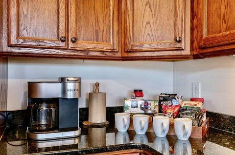 Drip and Keurig coffee machine with coffee starter 