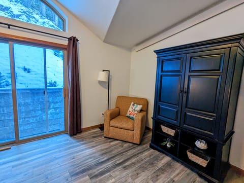 Reading nook in Master Bedroom Master w/ TV and en-suite bathroom