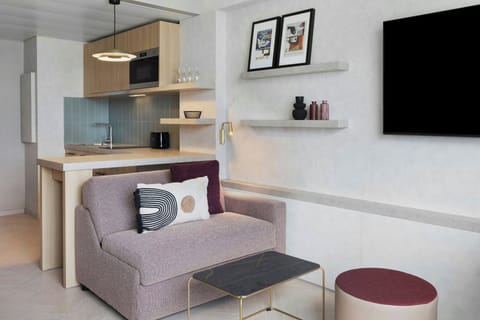 Comfort Studio, 1 Queen Bed with Sofa bed | In-room safe, desk, laptop workspace, blackout drapes