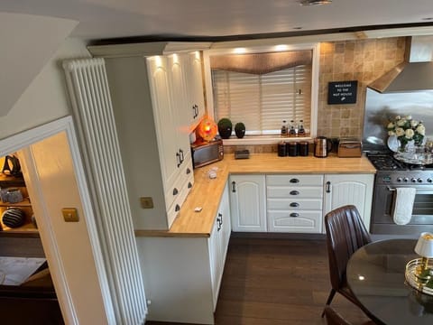 Kitchen with dining table and everything needed - all kitchen appliances, utilities etc
6 ring gas cooker