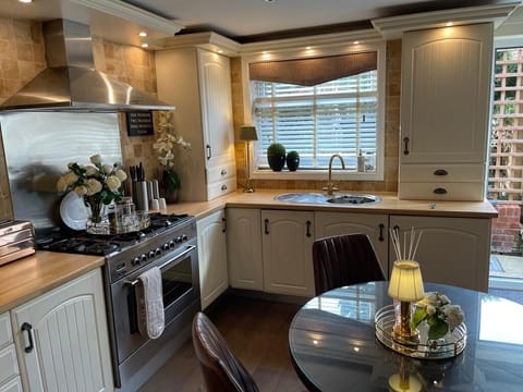 Kitchen with dining table and everything needed - all kitchen appliances, utilities etc
6 ring gas cooker