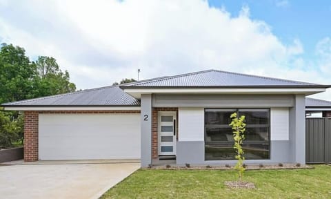 Bligh St Bliss | Ideal for Families, Mountain Views