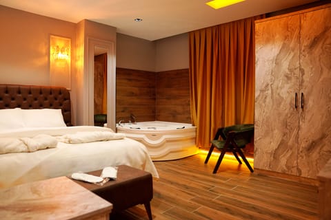 Elite Room | Premium bedding, minibar, desk, laptop workspace