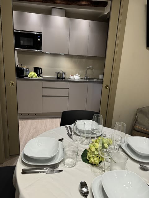 Executive Apartment, Canal View | Private kitchen