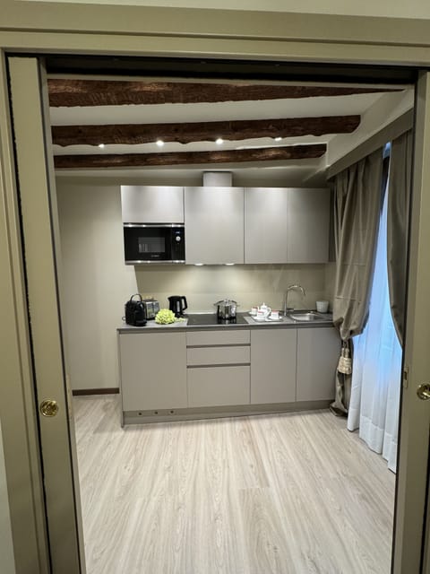 Executive Apartment, Canal View | Private kitchen