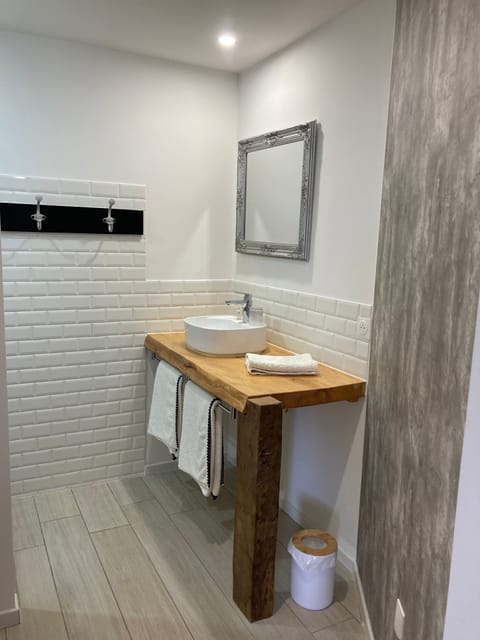 Rondinara | Bathroom | Shower, rainfall showerhead, hair dryer, towels