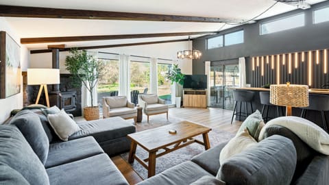 Bonus room w/custom bar and shuffle board