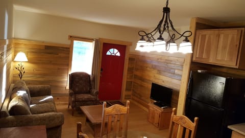 Unit C-Deluxe 1 bedroom w/Washer & Dryer | Living area | 40-inch flat-screen TV with satellite channels, TV