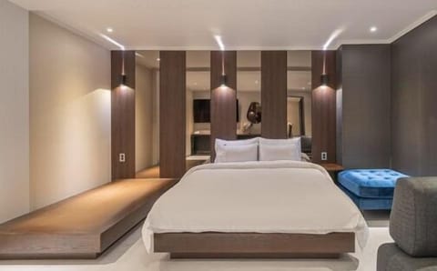Soundproofing, free WiFi, bed sheets