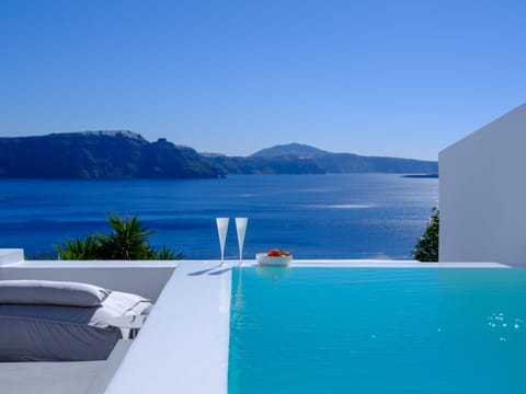 Traditional Villa, 2 Bedrooms, Private Plunge Pool, Caldera View | 2 bedrooms, in-room safe, blackout drapes, soundproofing