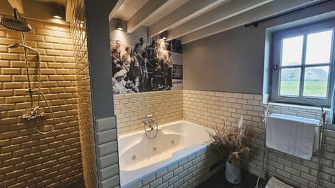 Luxury Suite | Bathroom | Free toiletries, hair dryer, towels, soap