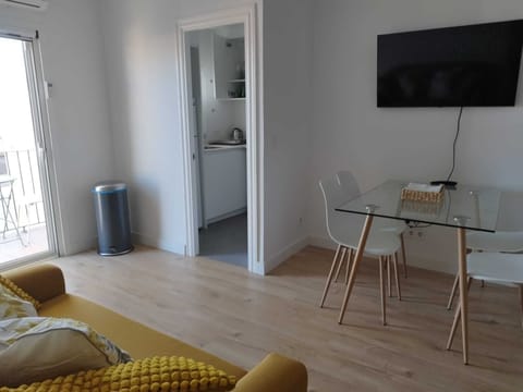 Full-size fridge, microwave, oven, stovetop