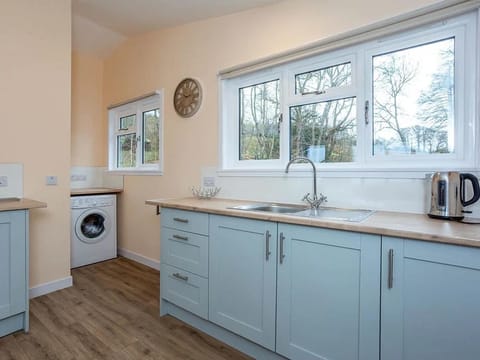 Chalet | Private kitchen | Fridge, microwave, oven, stovetop