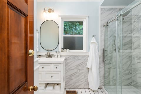 Merlot 2-Bedroom Suite | Bathroom | Free toiletries, hair dryer, bathrobes, towels