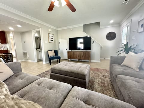 📺 Entertainment Hub
Catch all your favorite shows or football games on the large streaming TV, complete with fast WiFi for seamless viewing and streaming from our large sectional couch, designed to fit everyone in your party. 