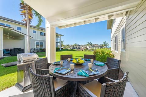 Covered lanai with seating for six