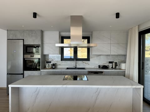 A fully equipped kitchen awaits you to prepare lovely meals!