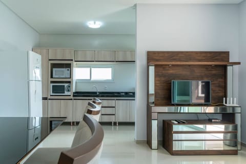 Basic Apartment | Private kitchen | Dining table