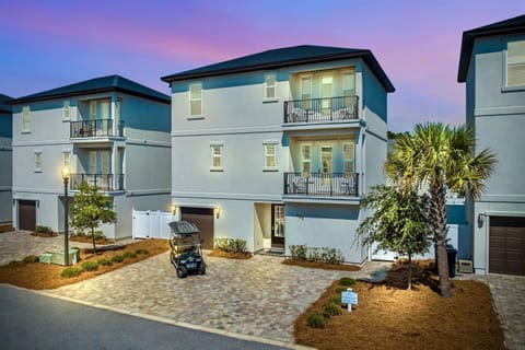 6-seat Golf Cart FREE during your stay! 2 minutes to the beach. Sleeps 10, 4 bedrooms, 4.5 bath, and 6 beds. Heated pool steps from the house!