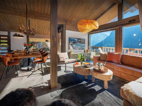 Lounge/Dining
