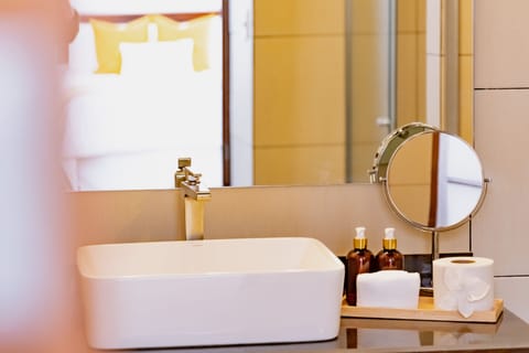 Family Room | Bathroom | Hair dryer, towels, soap, shampoo