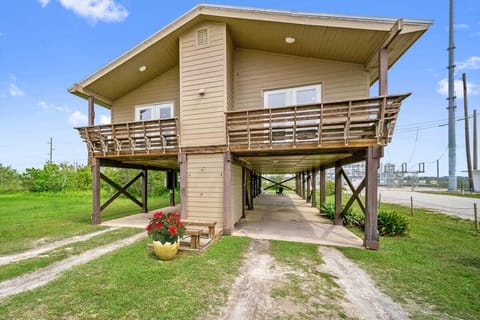 Don't Worry, Beach Happy! This listing is for BOTH the A (left) & B (right) side of the duplex. An interior door can connect the two spaces. 