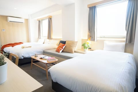 Studio 25 Triple - Non smoking | Pillowtop beds, individually furnished, desk, blackout drapes