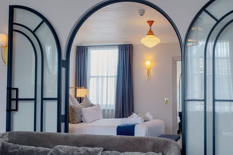 Governors Suite | Tempur-Pedic beds, minibar, in-room safe, laptop workspace
