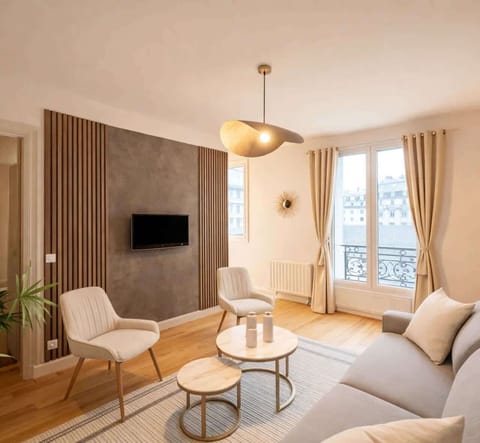 Versatile living space with a cozy sofa and a flat-screen TV.
