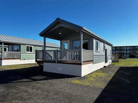 One Bedroom Family Cabin with Kitchen | Extra beds