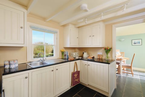 Cottage | Private kitchen | Dishwasher, cookware/dishes/utensils