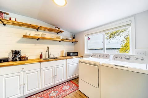 Room 1A: Kitchenette with in-unit washer & dryer