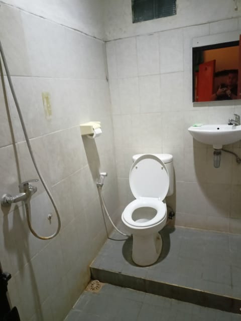 Standard Twin Room | Bathroom | Shower, rainfall showerhead, towels