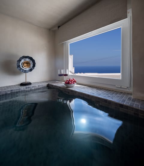 Centro Suite with Hot Tub | 1 bedroom, in-room safe, iron/ironing board, free WiFi