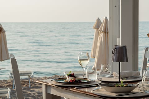 2 restaurants; lunch and brunch served
