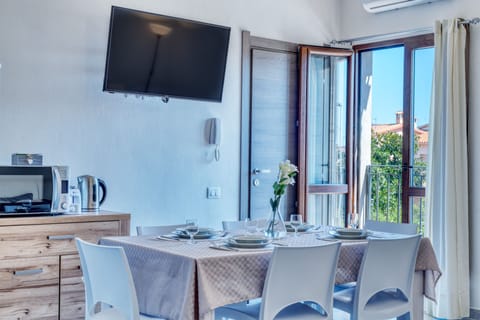 Standard Apartment | Private kitchen | Full-size fridge, microwave, oven, stovetop