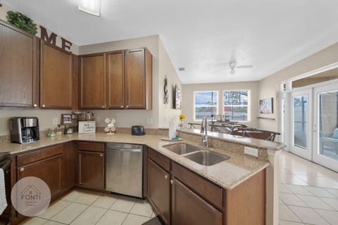 Kitchen#Disney #Parks #kingdom #springs #poolhouse #Vacation #Rental #waterpark #davenport #Kissimmee #Orlando #universal #citywalk #legoland #shortstay #longstay